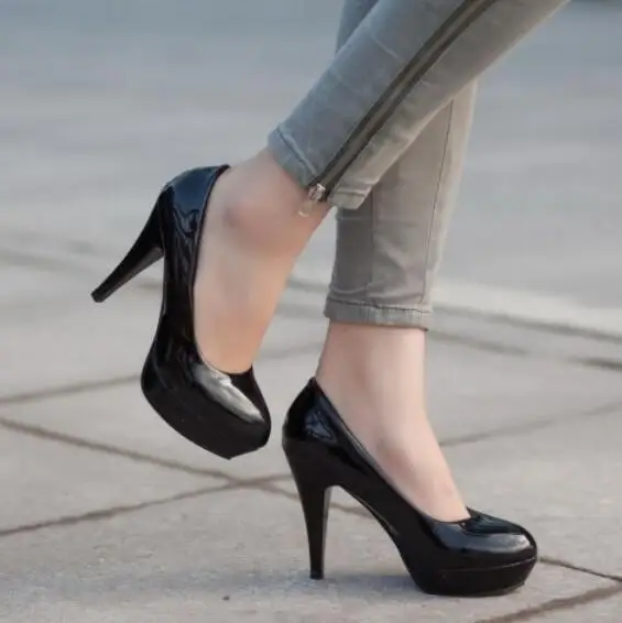 Sagyua элегантный Женская Мода Лакированная кожа пикантные простые круглый носок