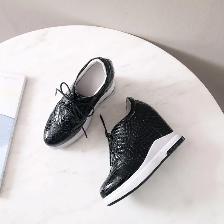 Женские кроссовки из натуральной кожи Зеленые на платформе танкетке 10 см