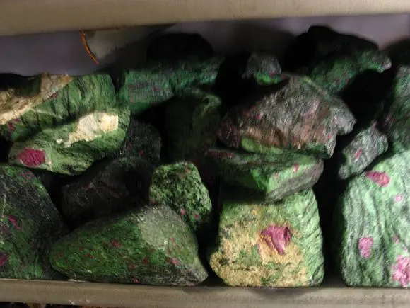 Редкий Натуральный эпидот и рубиновый (красный рубин много) образец кристалла