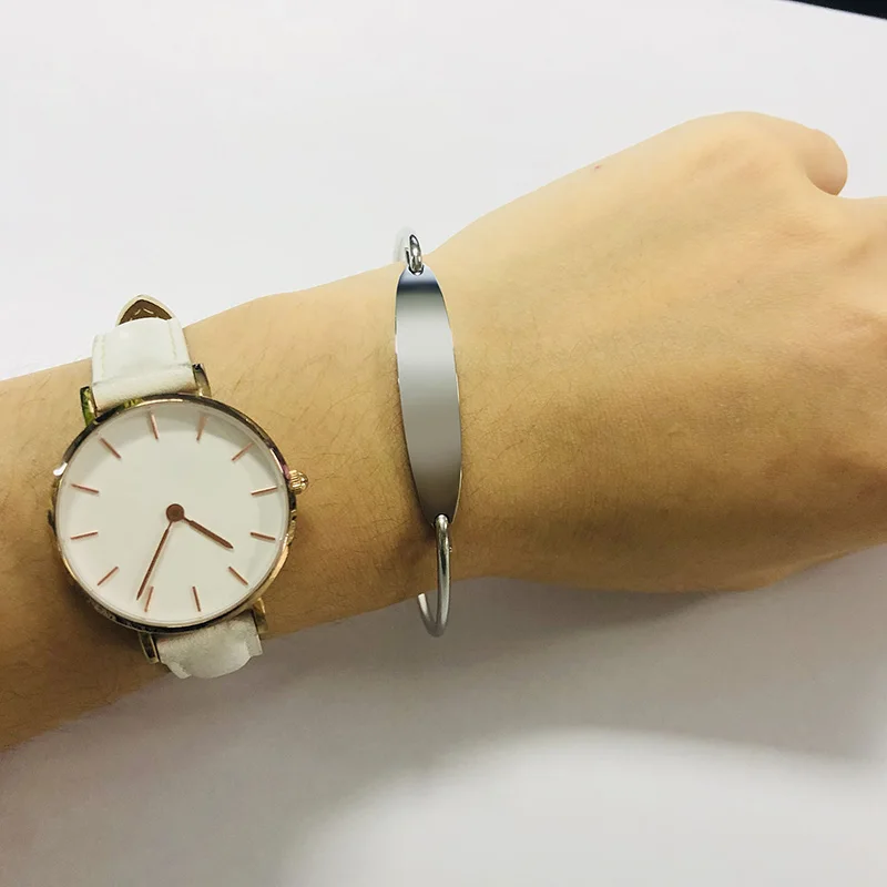 Простой женский браслет на запястье с гравировкой имени сердечки лучшие друзья