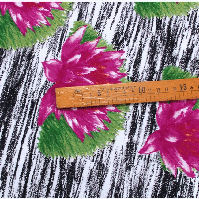 Шелковая эластичная атласная ткань с принтом красных цветов лотоса Ширина 132 см