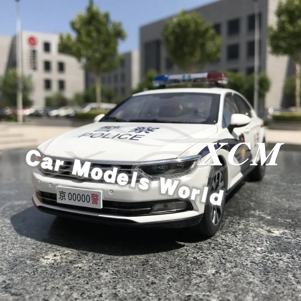 Литая под давлением модель автомобиля для нового поколения Magotan B8 Police 1:18 +