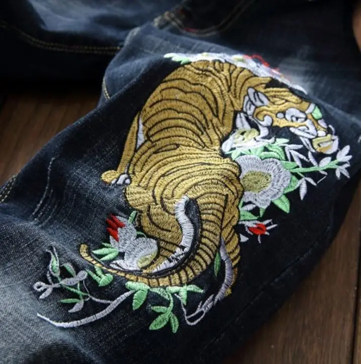 Дешевые мужские джинсы в байкерском стиле темно синего цвета с вышивкой тигра