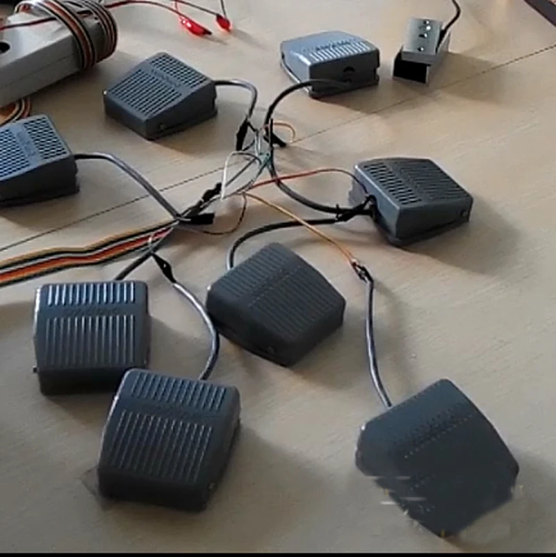 Нажмите на подножку чтобы открыть замок нажав педаль разблокировать помещение