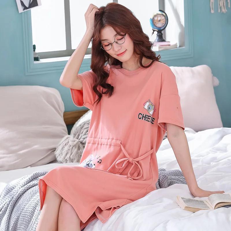 Можно носить на улице ночные рубашки и для молодых девушек милое платье с