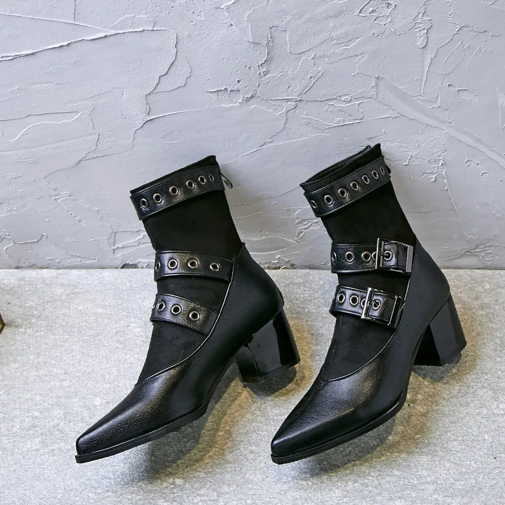 Женские ботинки с заклепками пряжкой и ремешком остроносые на молнии модные