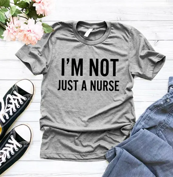 

Футболка Skuggnas Im not just a медсестра, подарок для медсестры, женский подарок, симпатичная хипстерская футболка, топы в эстетике Tumblr