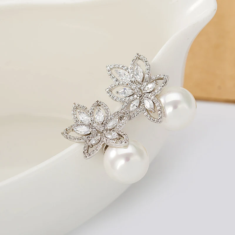 Серьги гвоздики с искусственным жемчугом LUOTEEMI цветок корейский стиль кубический