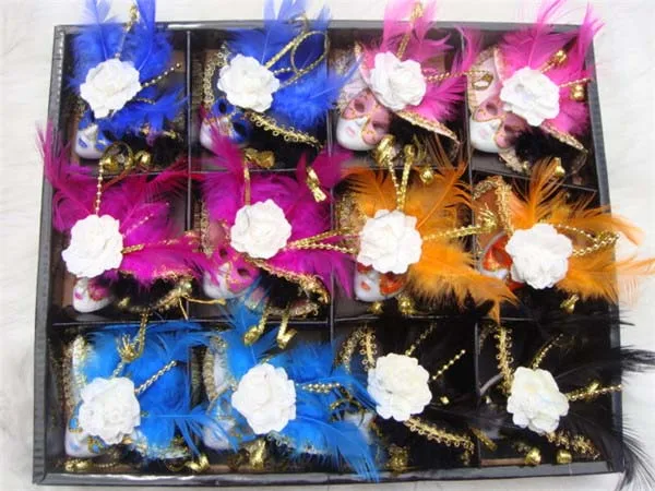 Венецианская маска с маленькими перьями и орнаментом на магните холодильник