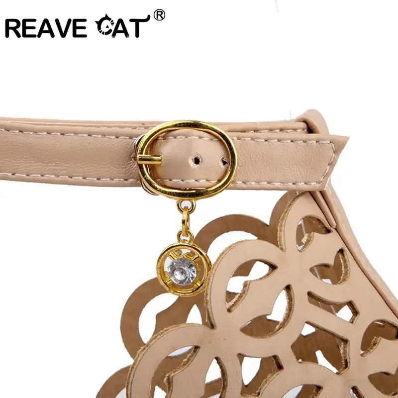 REAVE CAT/Большие размеры 33–43 Для женщин босоножки на танкетке Высокое качество Стразы с ажурным узором, Туфли с ремешком и пряжкой; элегантные милые летние туфли милые
