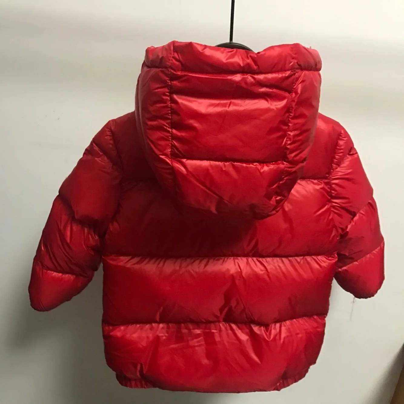 Детская куртка на утином пуху; зимняя брендовая одежда для мальчиков и девочек; цвет красный, черный; теплые толстовки с капюшоном; пальто для малышей и подростков; детская утепленная верхняя одежда; костюмы