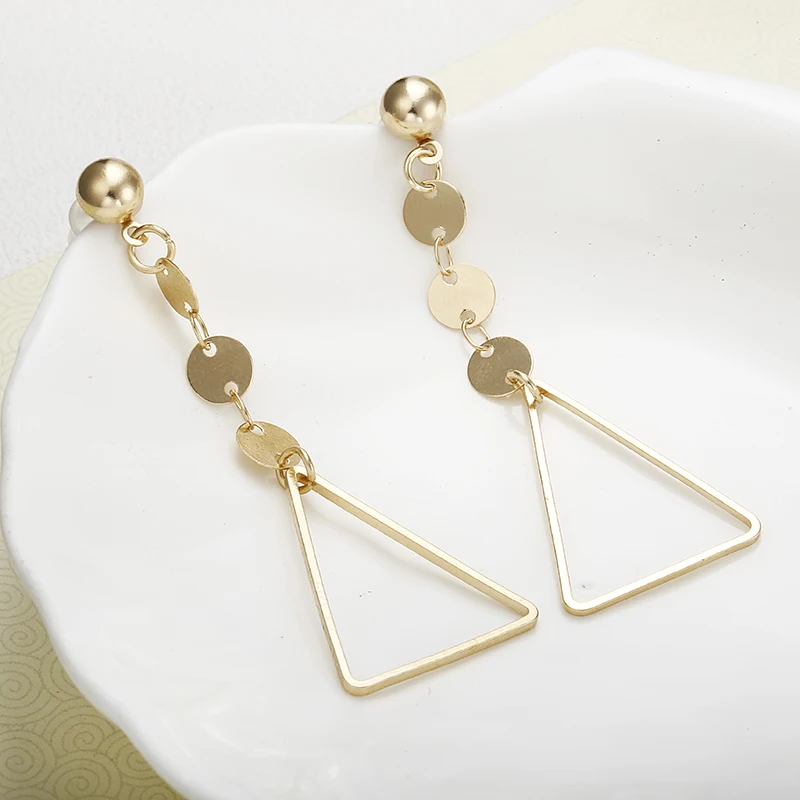 Темпераментные простые геометрические висячие серьги из треугольного сплава в