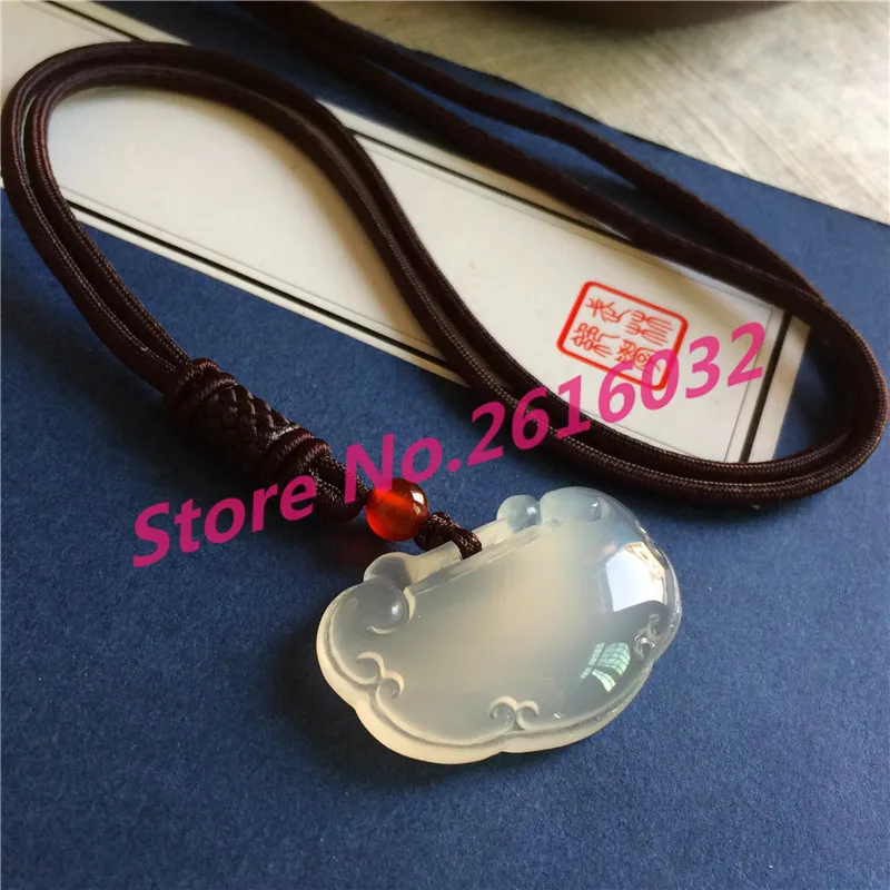 

Natural chalcedony retro white jade pendant pendant ice lock concentric lock lock