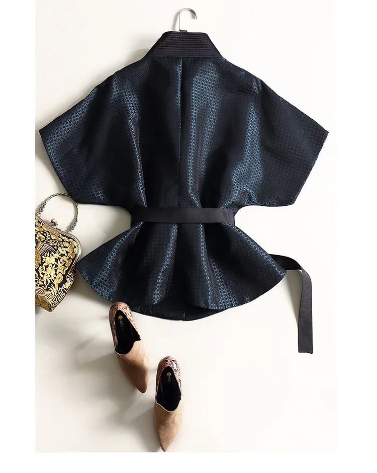 Женская куртка с V образным вырезом рукавом летучая мышь и вышивкой в виде