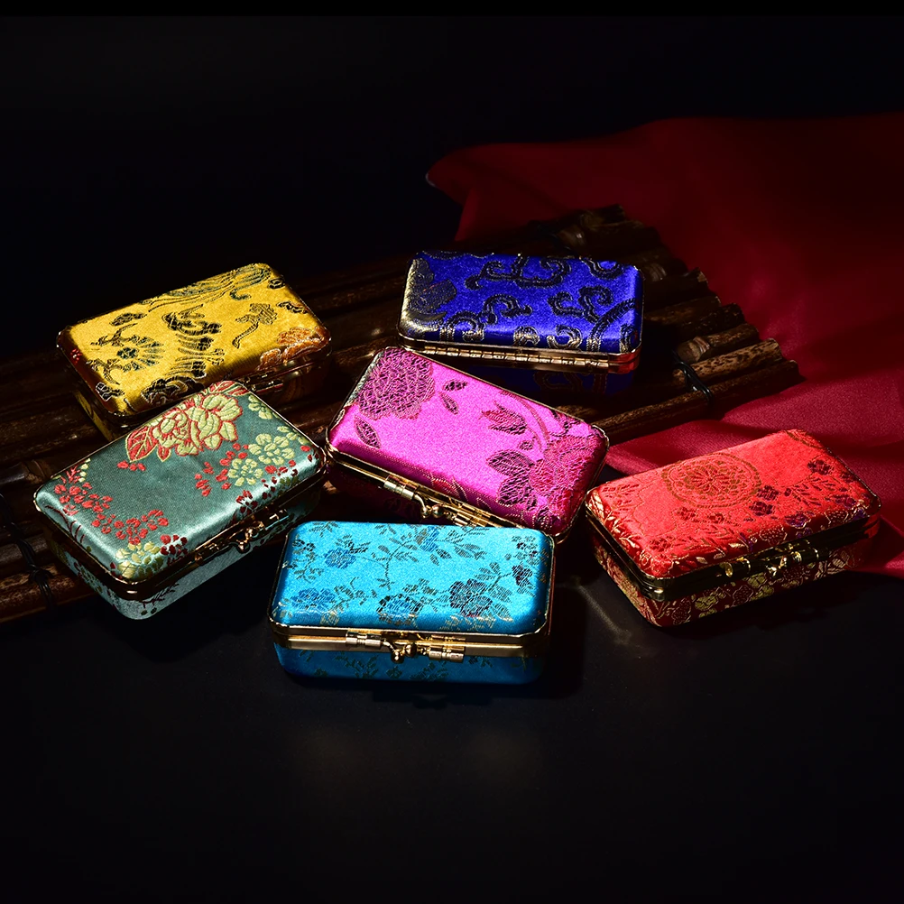 

1pcs Coin Lipstick Holder Box Embroidered Flower Design Lipstick Case with Mirror Hasp Cosmetic Bags Random Color