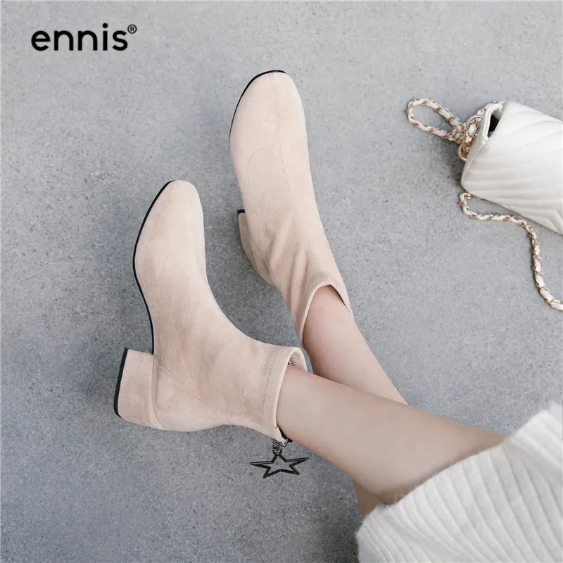 ENNIS/; осенние женские ботинки из флока; замшевые растягивающиеся ботильоны; женские ботинки с круглым носком на квадратном каблуке; модная обувь розового и черного цвета; A960