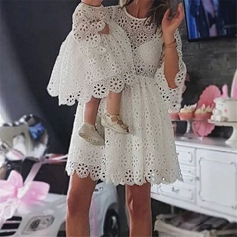 Модные платья для мамы и дочки; Одинаковая одежда для семьи; женское кружевное платье с цветочным рисунком; мини-платье для маленьких девочек; праздничная одежда для мамы и маленькой девочки