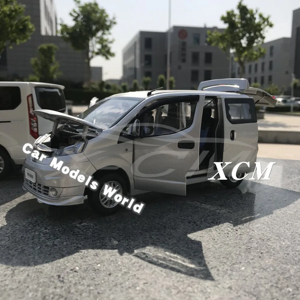 Литая модель автомобиля для NV200 MPV 1:18(серебро)+ маленький подарок