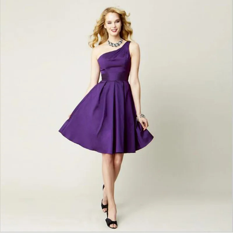 Женское Короткое платье подружки невесты недорогое фиолетовое на одно плечо для