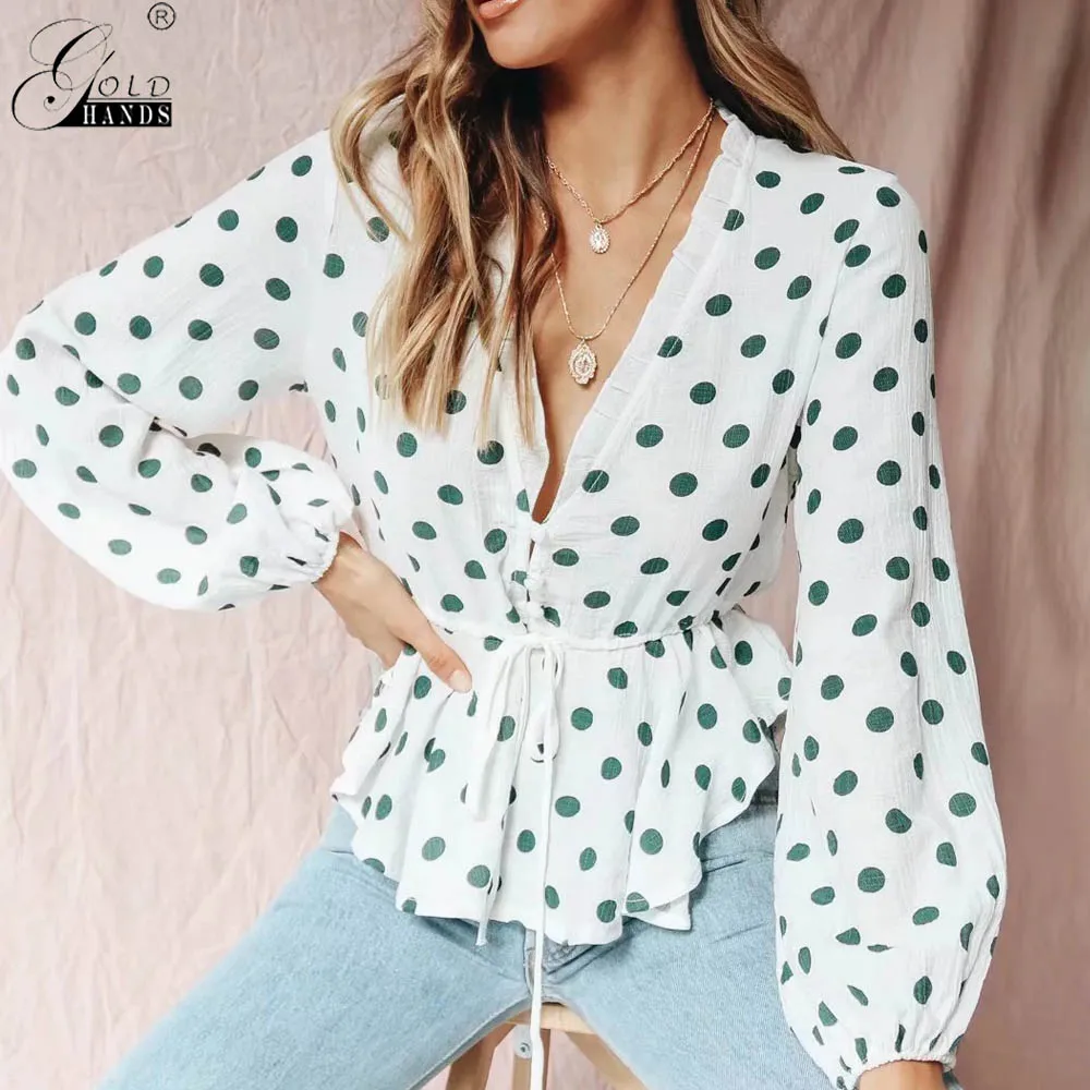 Женская блузка в горошек белая с длинным рукавом и треугольным вырезом на лето |