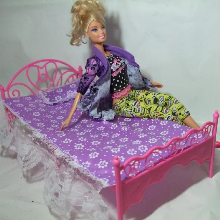 Новое поступление скидка 5 предметов (Туалетный столик + кровать подушка