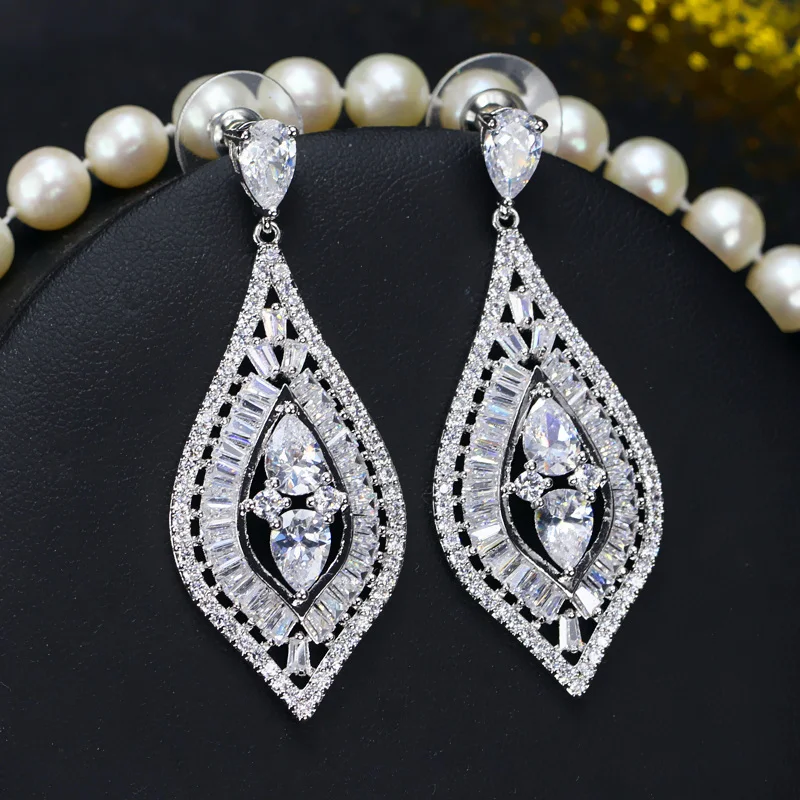 Роскошные длинные висячие серьги ANGELCZ с зелеными кристаллами для вечеринок