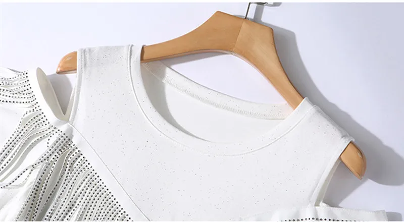 Женское винтажное платье с открытыми плечами черно-белое кисточками и стразами