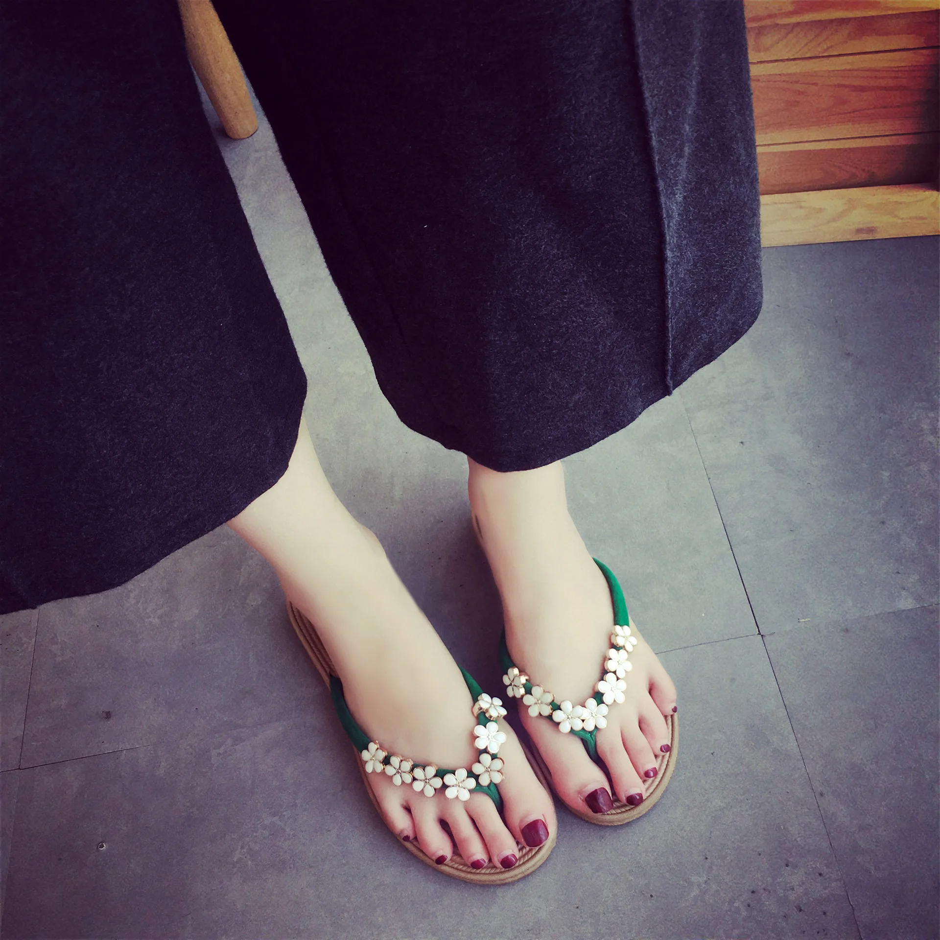 Шлепанцы женские на платформе открытый носок низкая плоская подошва цветочный