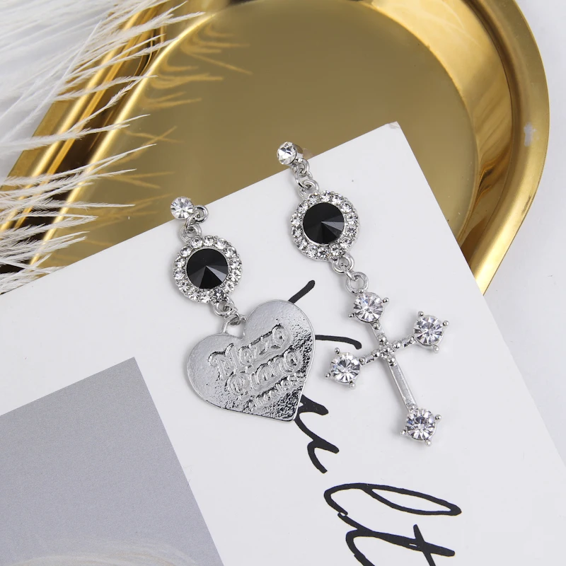 Новое асимметричное металлическое письмо любовь сердце серьги роскошные стразы