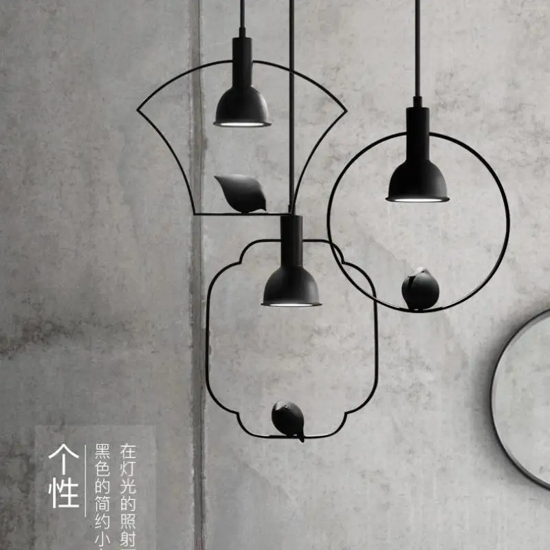 Спальня с черными деревенскими железными подвесными светильниками Северные