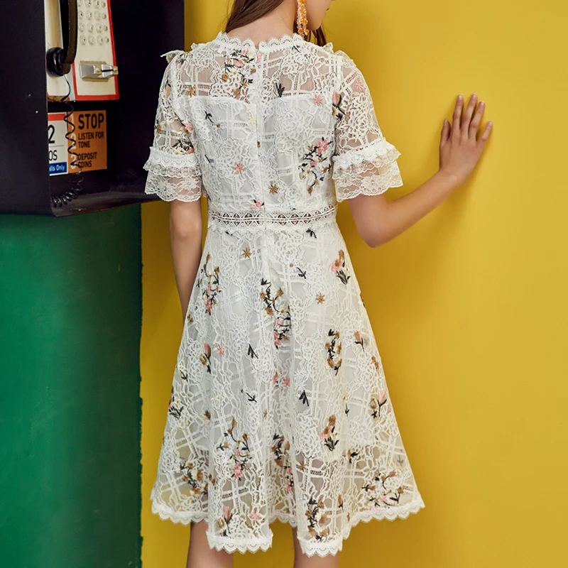 Платье TWOTWINSTYLE с о вырезом коротким рукавом высокой талией длиной до