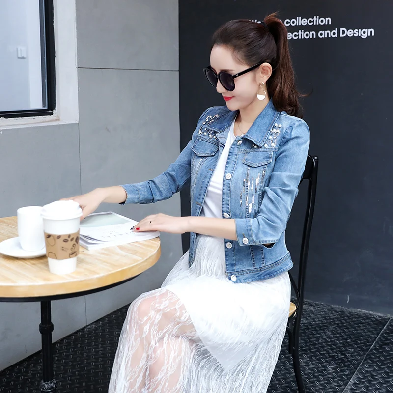 Женская джинсовая куртка с заклепками Классическая приталенная из денима