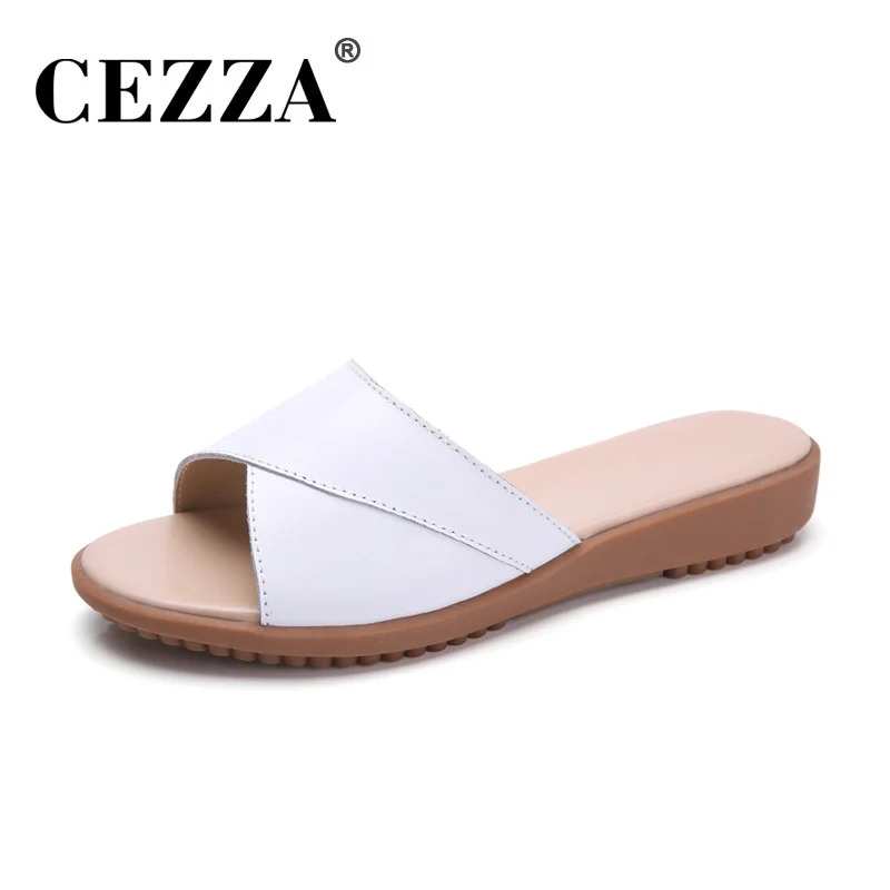 Женские шлепанцы на плоской подошве CEZZA белые и черные кожаные без застежек лето