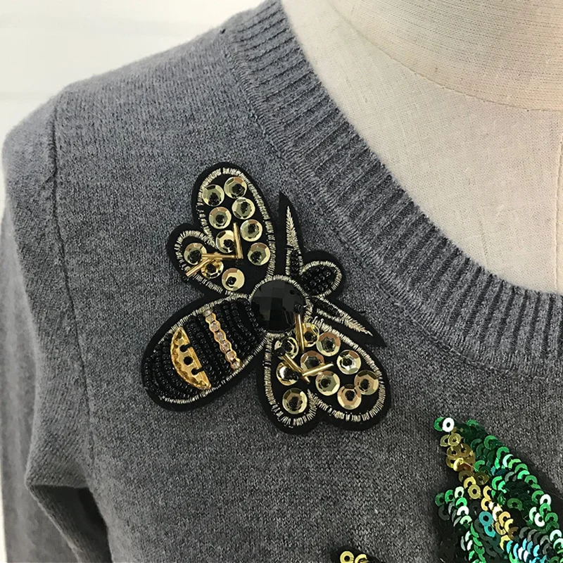 Женский тонкий свитер с пчелами ананасами и блестками вязаный однотонный