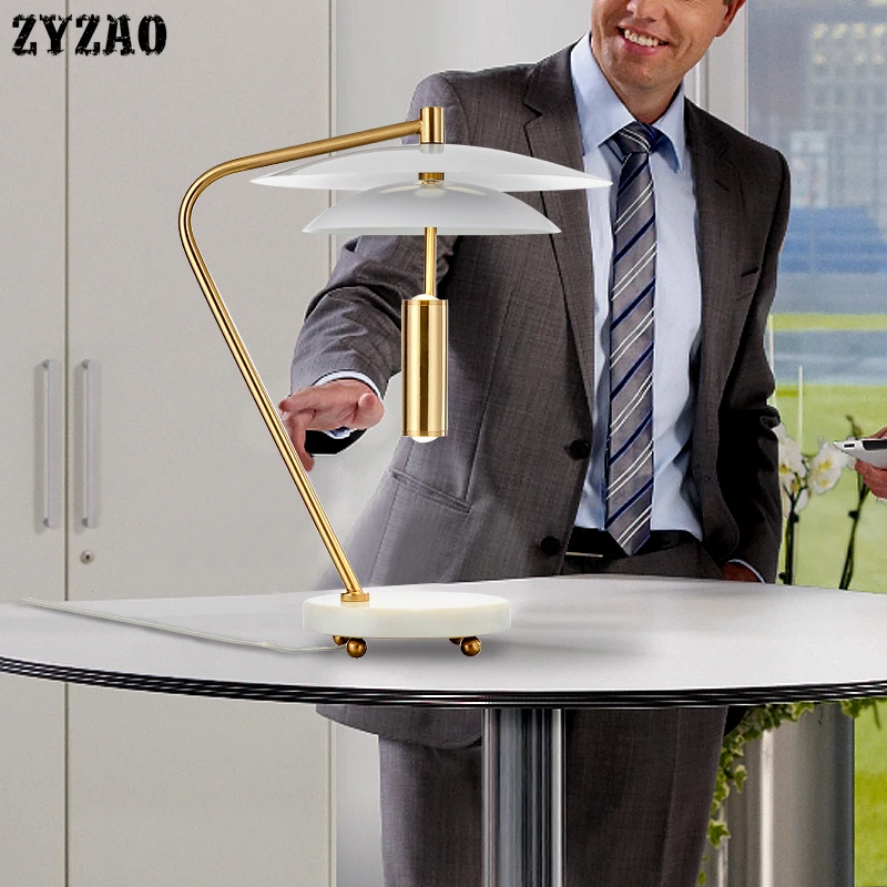 Креативная настольная лампа в стиле постмодерн для гостиной Простые Модные