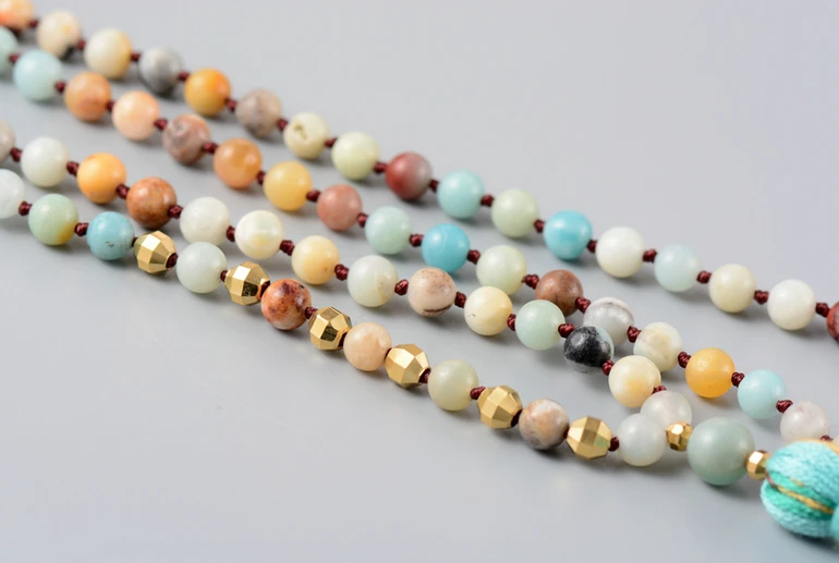 Эксклюзивные бисерные бусы ручной работы из амазонита с цветными кисточками в