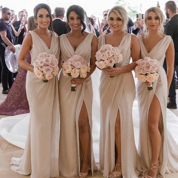 

Country Bridesmaids Dresses Gorgeous V Neck Champagne Plus Size Sexy High Split Beach After Party Look Maid of Honors Gown