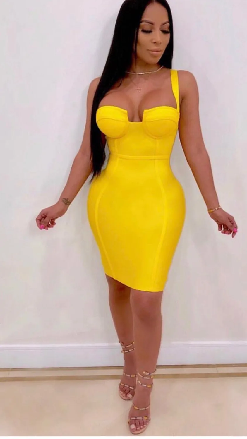 Однотонное сексуальное платье телесного цвета с v образным вырезом синее желтое