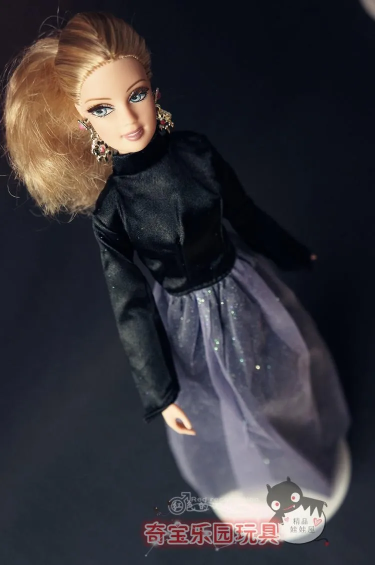 Аксессуары для детских кукол 30 предметов = одежда + обувь вешалки разноцветные