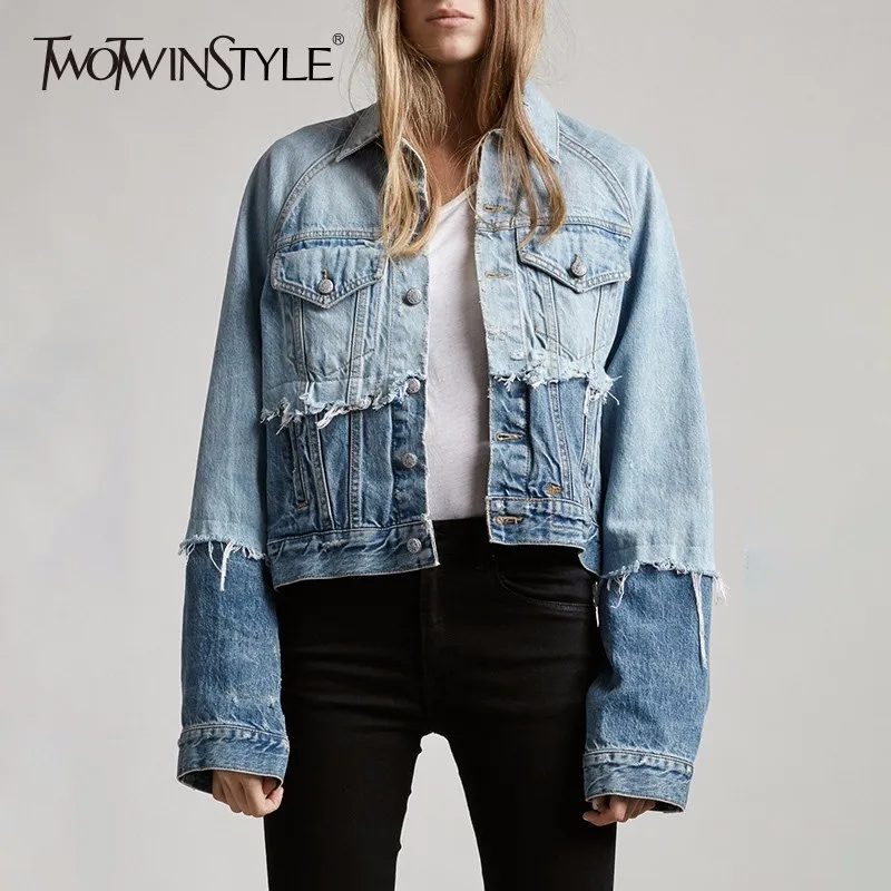 TWOTWINSTYLE Лоскутная куртка женская с длинным рукавом рваные джинсовые пальто Топы женские модные повседневные большие размеры Осень новая одежда