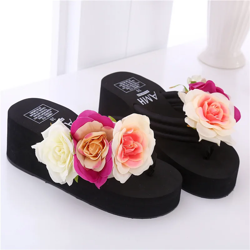 Шлепанцы женские на танкетке пляжные сандалии с цветами в богемном стиле модные