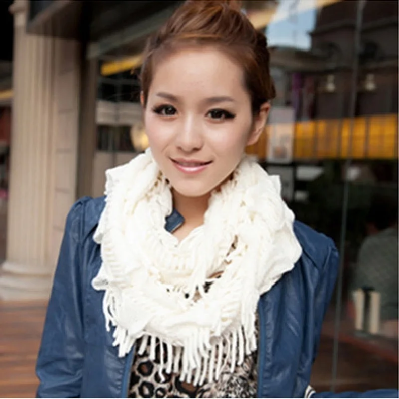 Шарф-кольцо женский зимний трикотажный с бахромой и кисточками |