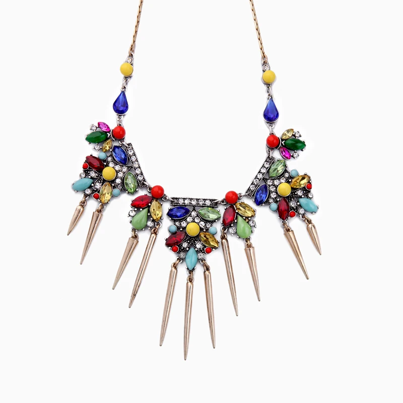 Богемное макси-платье сочетающееся с цветным ожерельем ожерелье из смолы