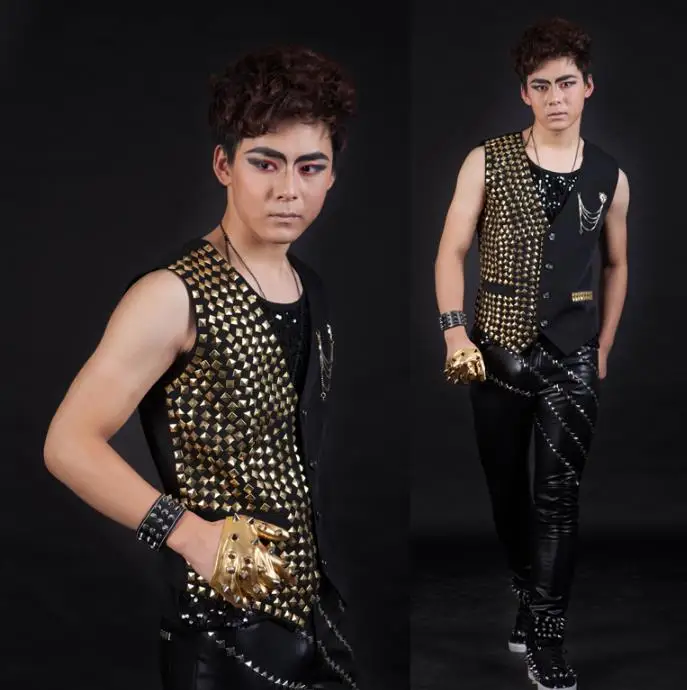 Черный летний стильный тонкий мужской жилет с серебряными золотыми заклепками