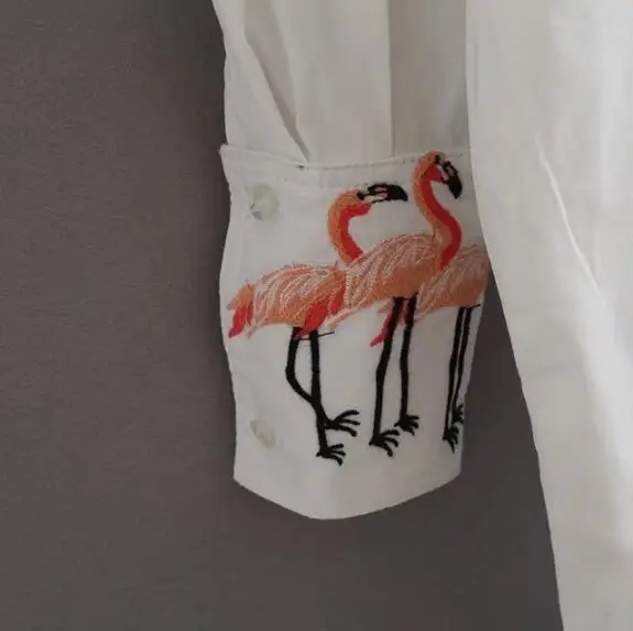 Шикарная рубашка с вышивкой птицы Фламинго на белом фоне 2018 Женская рубашка с лацканами Длинный рукав Средней длины Верхняя блузка.