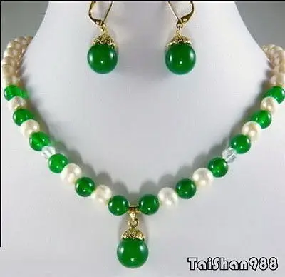 Набор ювелирных изделий серьги с подвеской из белого жемчуга и зеленого камня |