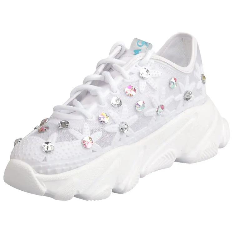Женские кроссовки на массивном каблуке; коллекция года; Модные женские кроссовки на платформе со шнуровкой и цветком из страз; белые женские кроссовки на каблуке; повседневная обувь для папы