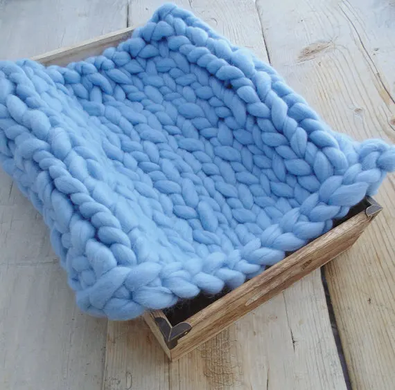 Небесно-голубое гигантское мини-одеяло из органической шерсти ручной вязки для