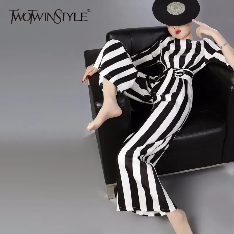 Женский комбинезон TWOTWINSTYLE длинный широкий с коротким рукавом и высокой талией на
