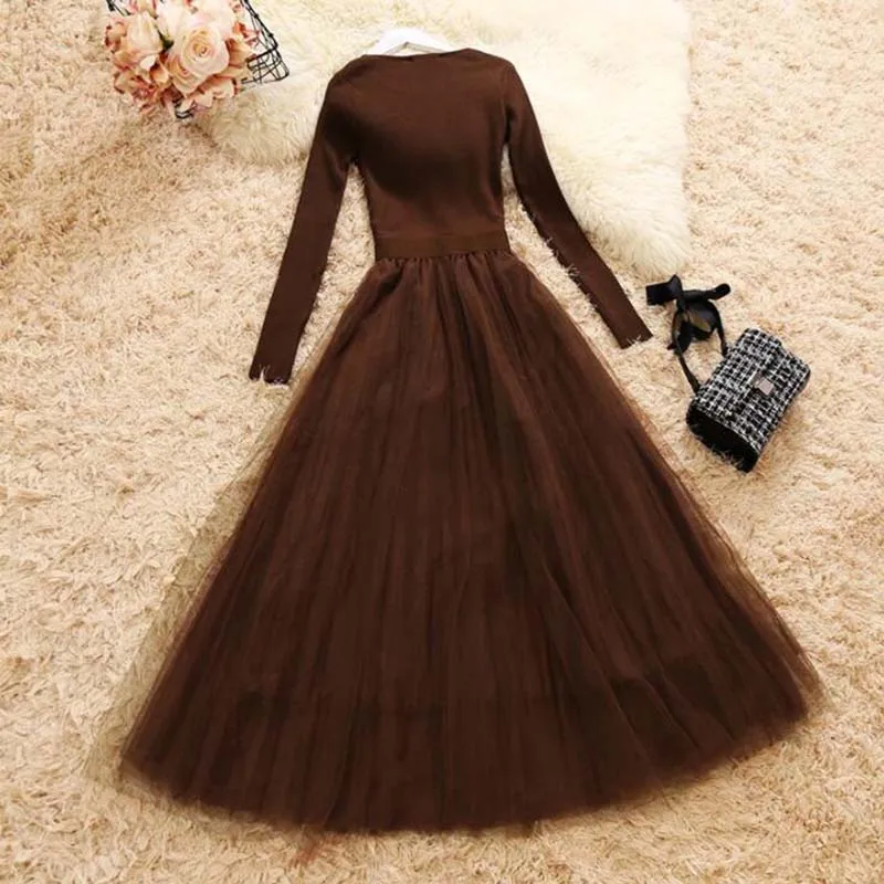 Женское трикотажное платье с круглым вырезом длинными рукавами и сетчатыми